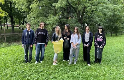 Stojący uczniowie wraz z wychowawcą uczestniczący w Akcji Sprzątania Swiata