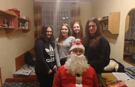 Zdjęcie grupy osób ze ŚW Mikołajem 