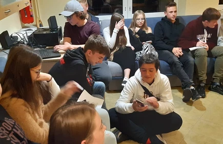 uczniowie uczestniczący w otrzęsinach klas pierwszych