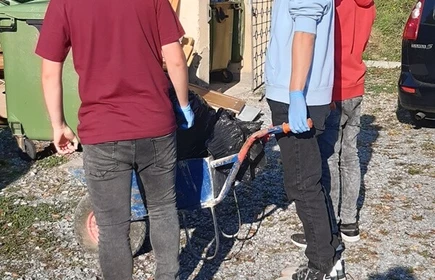 uczniowie biorący udział w akcji sprzątanie świata