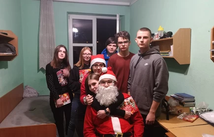 Zdjęcie grupy osób ze ŚW Mikołajem 