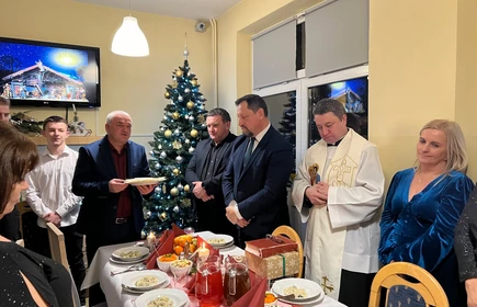 Rozdający opłatki Dyrektor zaproszonym gościom i wychowankom