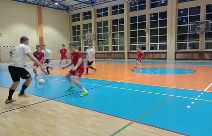 uczniowie grają w piłkę na sali gimnastycznej