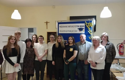nauczyciele wraz uczniami stoją w świetlicy bursy