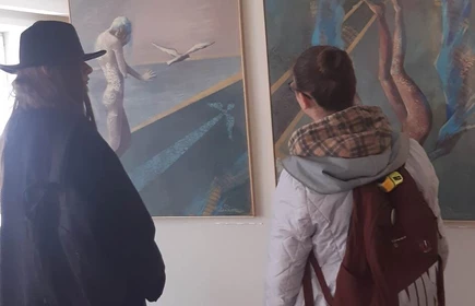 uczeń i uczennica oglądający obrazy