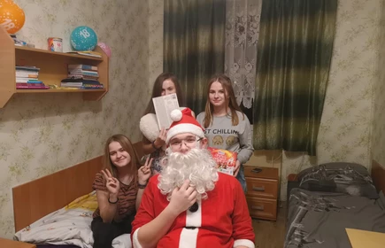 Zdjęcie grupy osób ze ŚW Mikołajem 