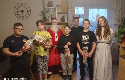 uczniwie i wychowankowie domu dziecka