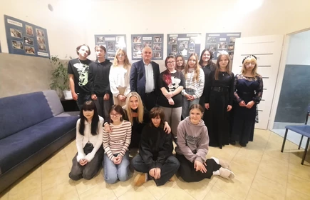 Na zdjęciu wychowankowie bursy wraz z wychowawcami i Dyrektorem,po zakończeniu uroczystości „Witamy w Bursie”. Wspólne spotkanie było okazją do integracji, podsumowania występu artystycznego oraz utrwalenia miłych wspomnień z pierwszych tygodni pobytu w placówce.