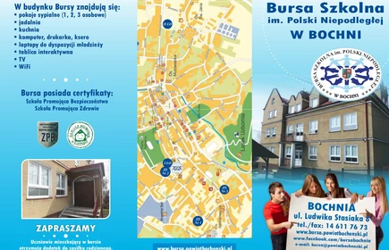 ulotka  na kt&oacute;rej widnieje  opis budynku bursy ,mapa dojazdowa ,budynek bursy przed kt&oacute;rym  kilkoro uczni&oacute;w trzyma plakat  z napisem i adresem bursy