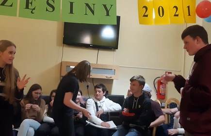 uczniowie uczestniczący w otrzęsinach klas pierwszych
