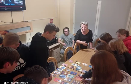 uczniowie podczas zajęć z sanepidem