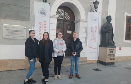 uczniowie prze bocheńskim muzeum