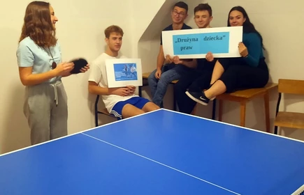 uczniowie z wykonanym plakatem
