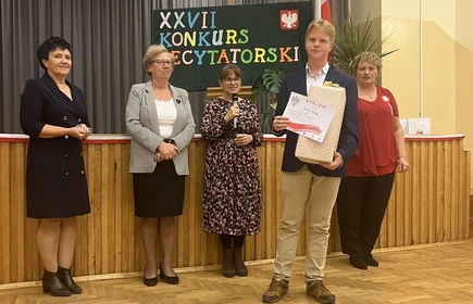 uczeń wraz z organizatorami konkursu