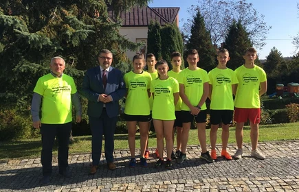 Zdjęcie grupowe uczestników biegu