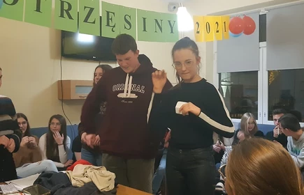 uczniowie uczestniczący w otrzęsinach klas pierwszych
