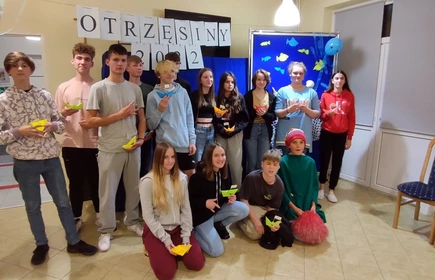 uczniowie podczas otrzęsin ma świetlicy