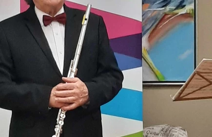muzyk stojacy z instrumentem w ręku