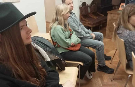uczniowie siedzący i słuchajaćy prelekcji