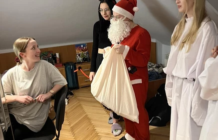 uczniowie w pokoju przebrani w stroje mikołajkowe