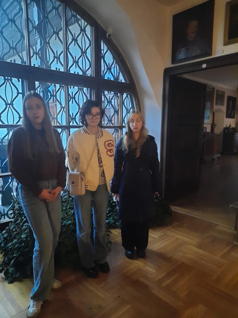 Trzy stojące uczennice w Muzeum