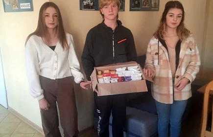 uczniowie z zebranymi darami
