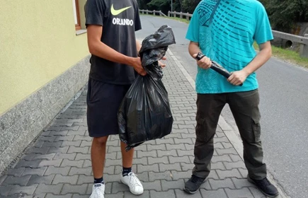 uczniowie zbierają śmieci