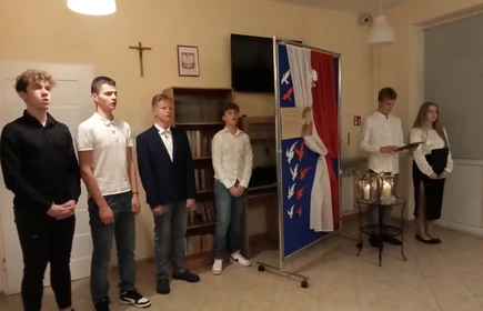 uczniowie podczas akademii