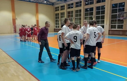 grużyna z Krakowa rozmawia przed meczem