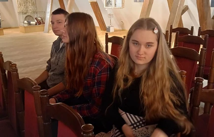 uczniowie podczas zwiedzania muzeum