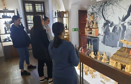 uczniowie zwiedzają wystawę w muzeum