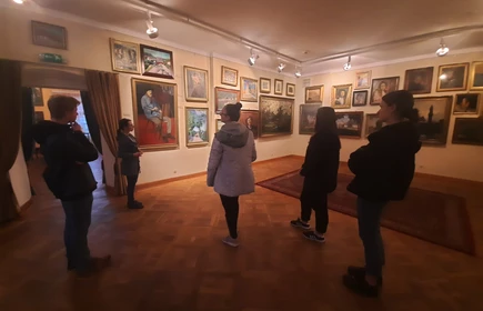 uczniowie zwiedzają wystawę w muzeum