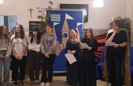 Wychowankowie podczas występu artystycznego z okazji przywitania uczniów klas pierwszych