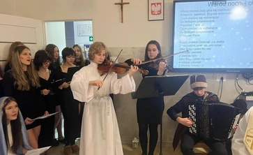 na zdjęciu widać grupę młodzieży przebranych za aniołka ,Maryje ,Józefa i Pastuszków