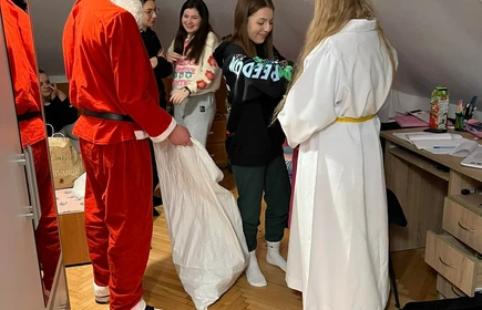 uczniowie obdarowują się prezentami