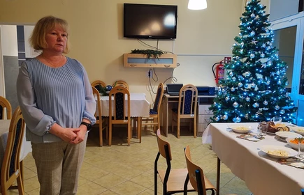 uczniowie podczas kolacji wigilijnej, nauczyciel składa życzenia