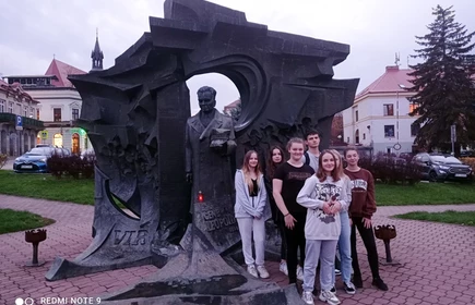 uczniowie przed pomnikiem Generała okulickiego w Bochni
