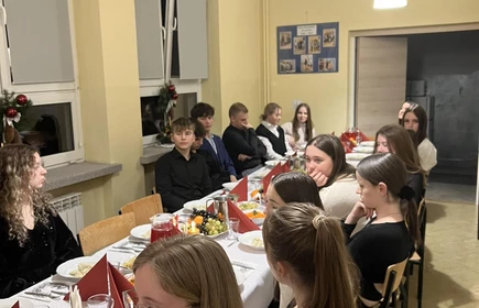 czniowie siedzący przy stole podczas wigilii