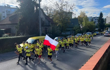 Grupa uczniów żółtych biegnących w biegu papieskim