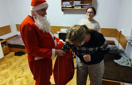 uczniowie podczas mikołajek w bursie