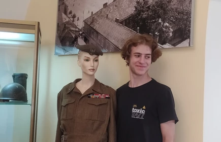 uczniowie zwiedzają muzeum