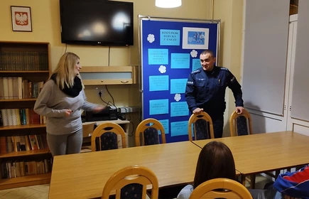policjant i nauczyciel na świetlicy