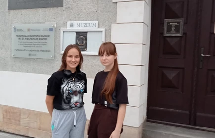 dwie uczennice stojące przed muzeum w Bochni