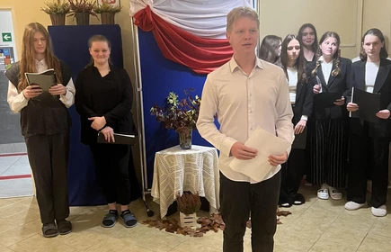 uczeń stojący i deklamujący wiersz