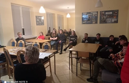 uczniowie podczas zajęć z sanepidem