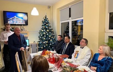 Przemawiający Dyrektor Bursy Szkolnej do zaproszonych gości i  społecznosci bursy