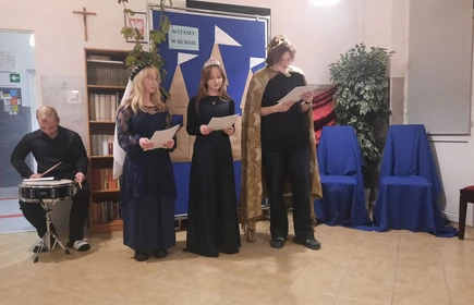 wychowankowie bursy podczas występu artystycznego z okazji uroczystości „Witamy w Bursie”. W bajkowej scenerii, w rolach króla, królowej i dwórek, zaprezentowali program powitalny dla nowych mieszkańców placówki.