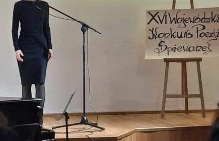stojąca uczennica śpiewająca poezje śpiewaną 