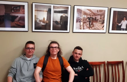 uczniowie zwiedzający wystawę