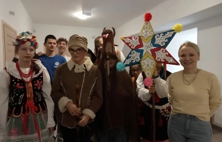 Ucznioie przebrani w stroje judowe śpiewają kolędy
